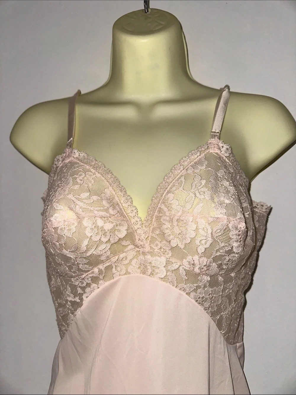 Vintage 60s Formfit Rogers light pink full slip with lace bodice & hem - Picture 2 of 9